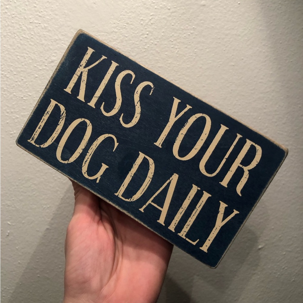 ✨Blue ADORABLE dog sign “Kiss your dog daily”✨